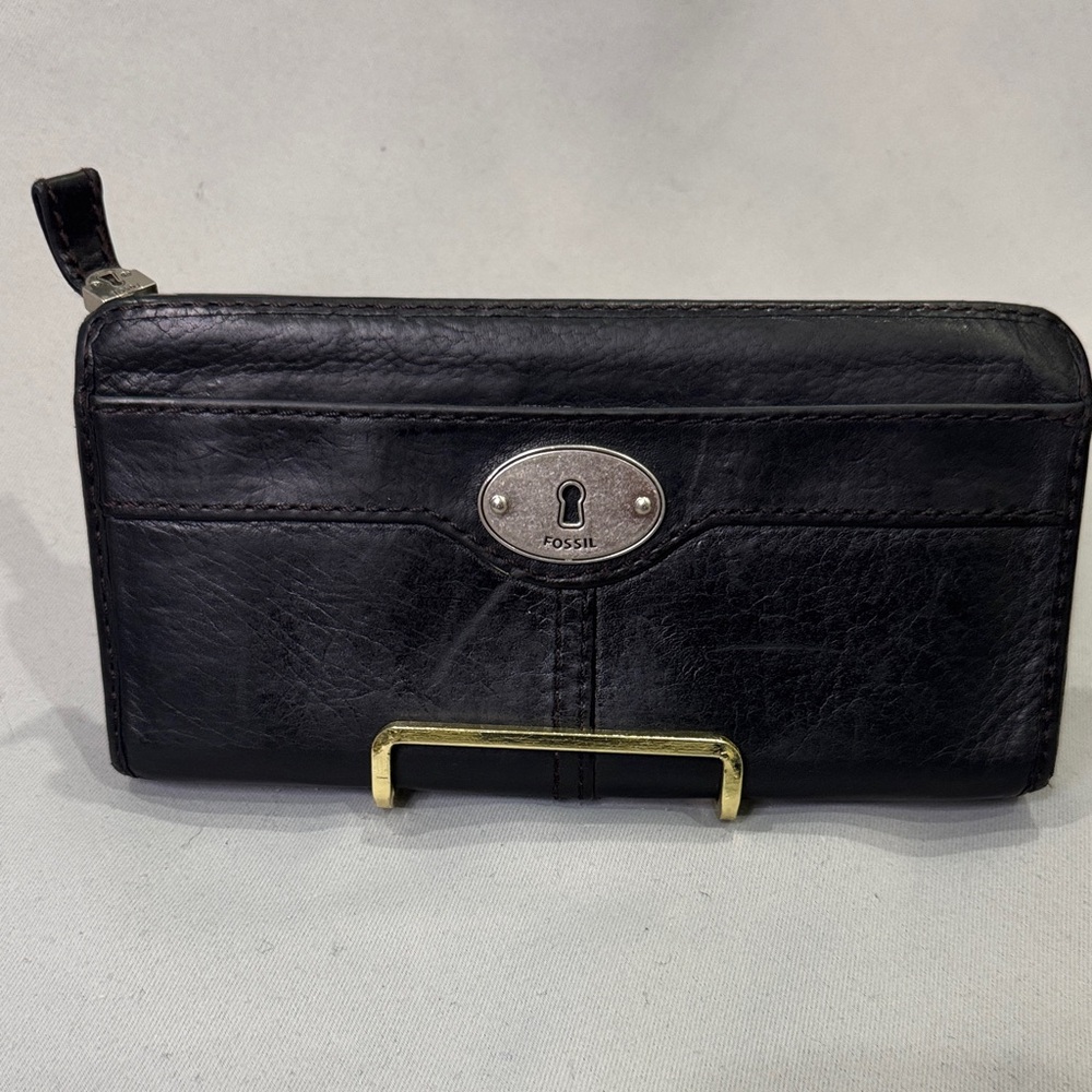Vintage Fossil Vintage Zip Around Leather Wallet — Keyhole Logo Plate